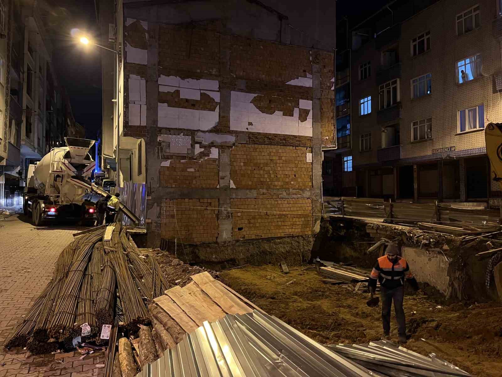 Sultangazi’de temeli kazılan inşaatın yanındaki iki binada zarar