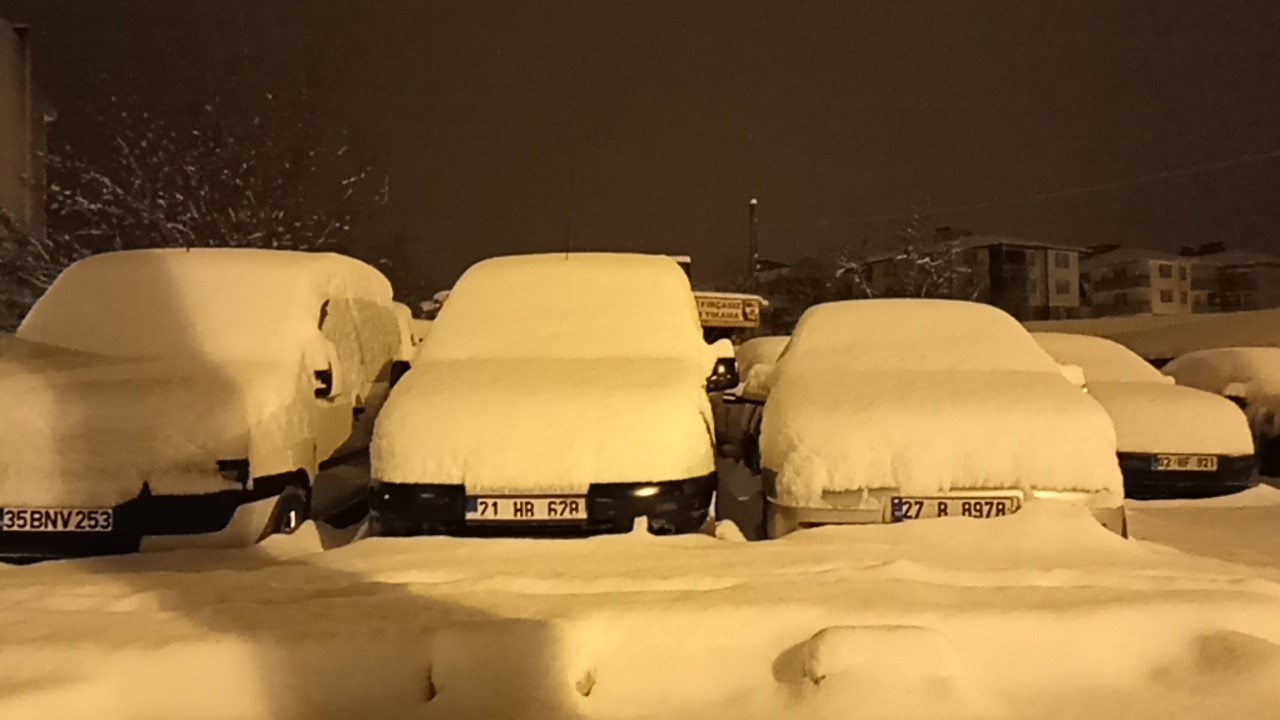 Erciş’te 140 yerleşim yerinin yolu ulaşıma kapandı
