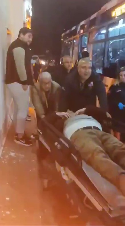 Adana&rsquo;da otob&uuml;s şof&ouml;r&uuml;, kalp krizi ge&ccedil;iren yolcuyu hastaneye yetiştirdi
