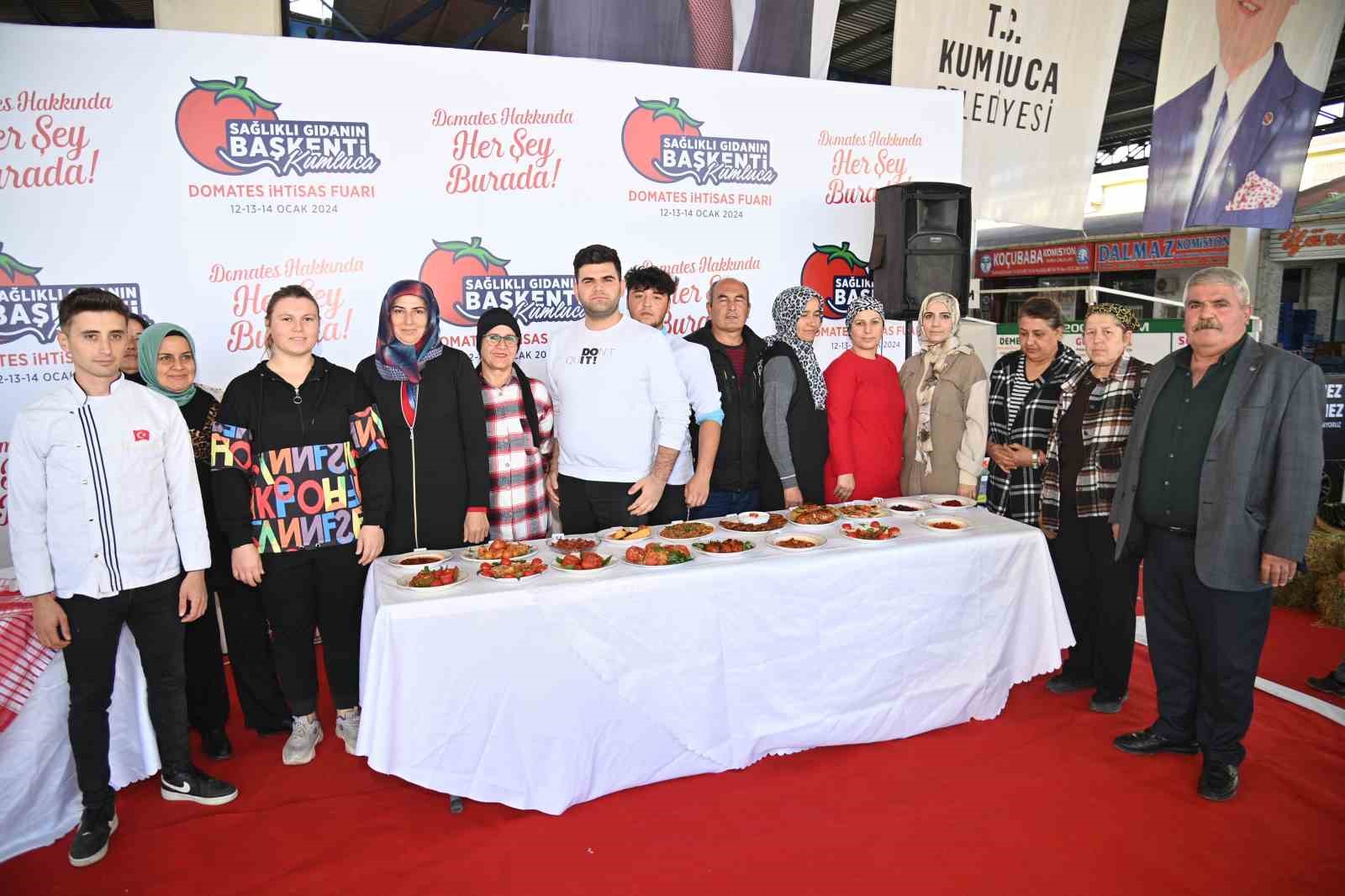 Domates temalı yemek yarışmasında birincilik için hünerlerini sergilediler