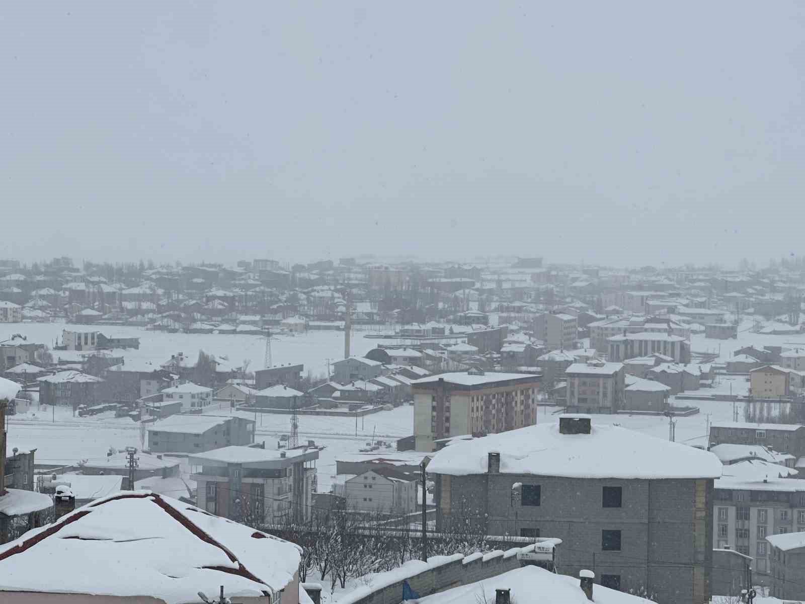 Hakkari&rsquo;de 96 k&ouml;y ve 202 mezra yolu ulaşıma kapandı
