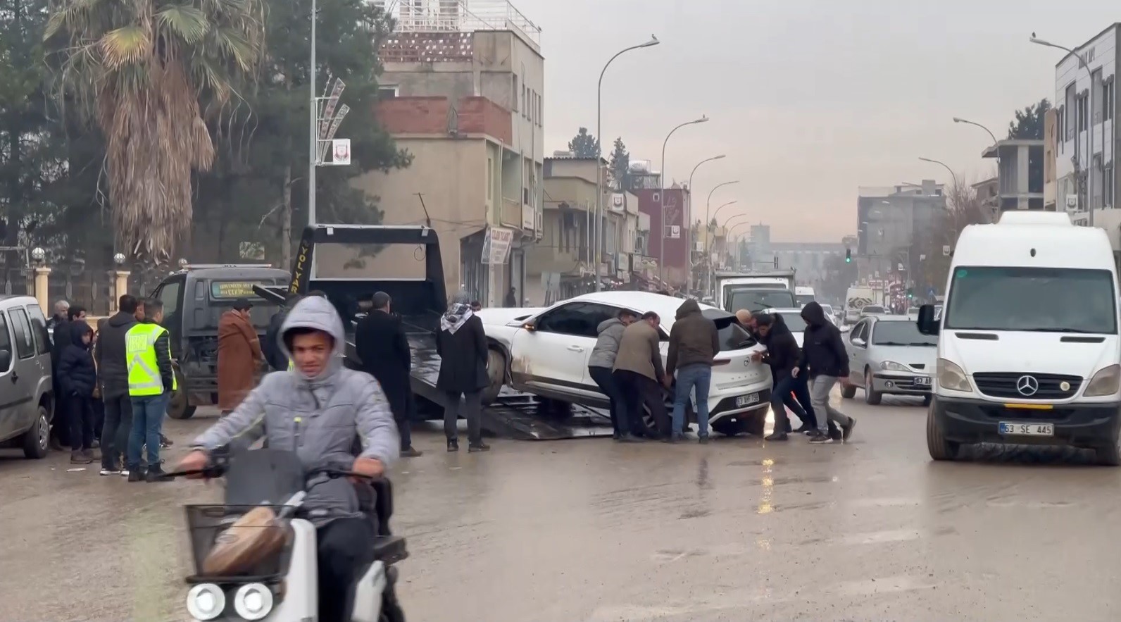 Kaza yapan aracı sallaya sallaya &ccedil;ekiciye y&uuml;klemeye &ccedil;alıştılar
