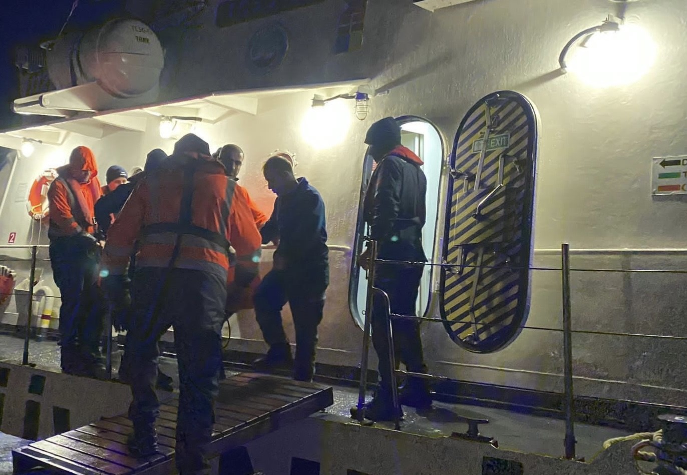 Bozcaada ve G&ouml;k&ccedil;eada&rsquo;da rahatsızlanan 2 vatandaş tahliye edildi
