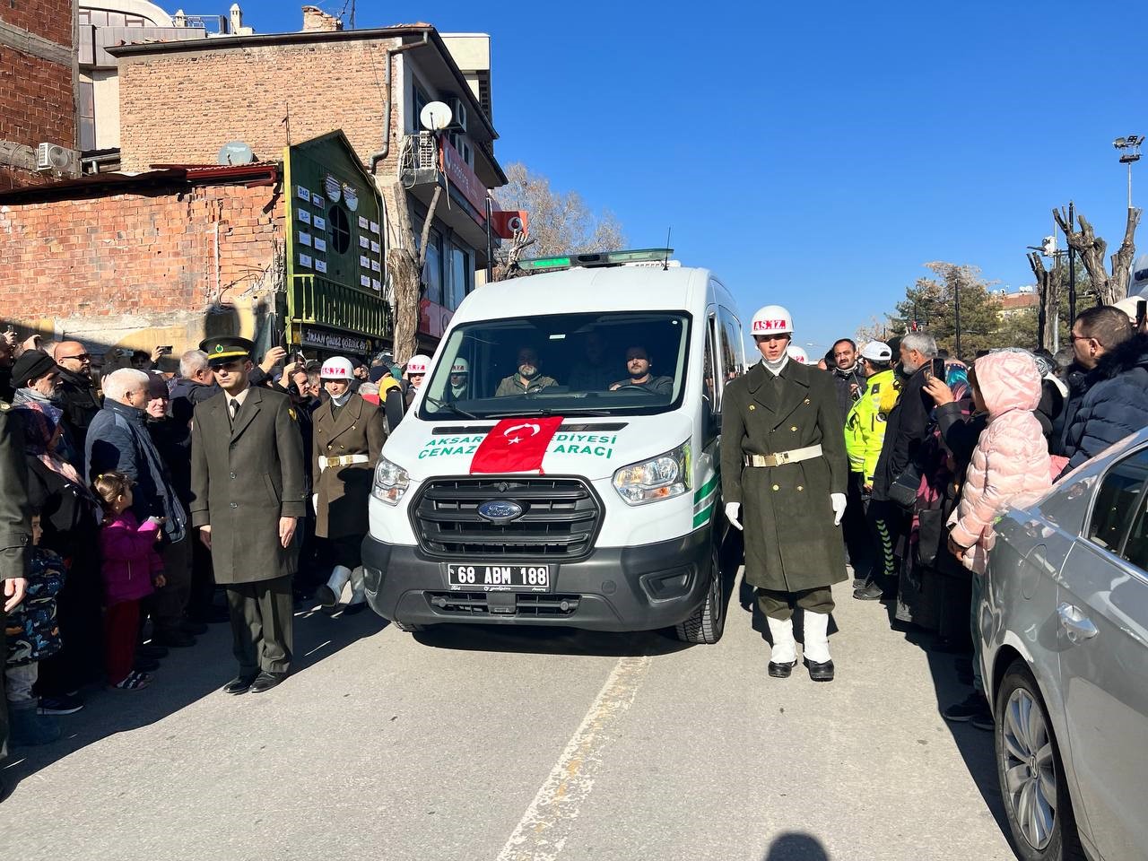 Aksaraylı şehit &uuml;steğmen g&ouml;zyaşlarıyla son yolculuğuna uğurlandı
