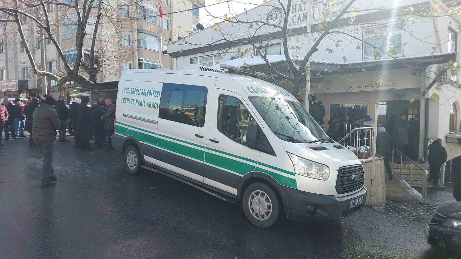 Yeğenini yaralayıp kendini &ouml;ld&uuml;ren amca toprağa verildi
