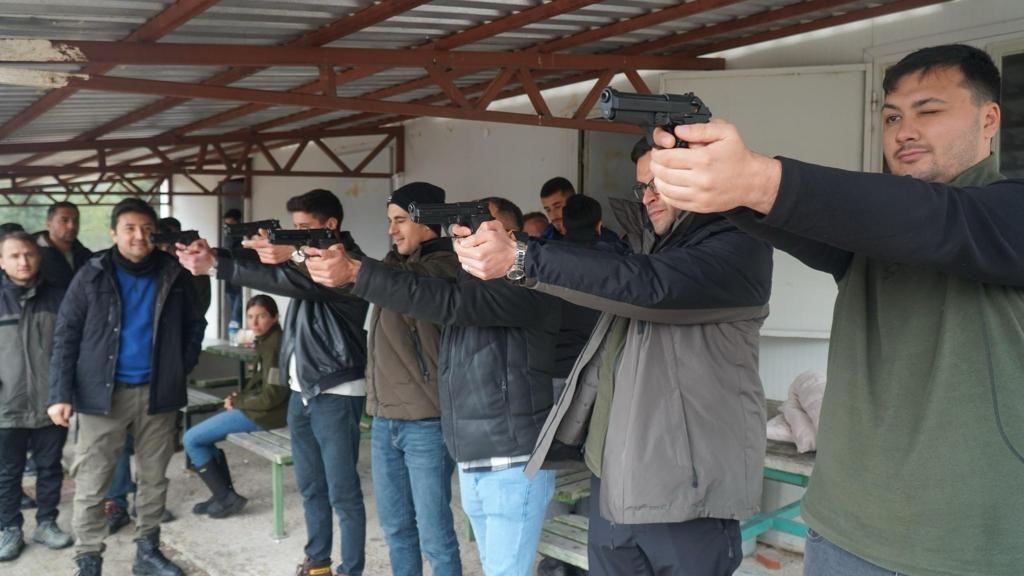 Orman muhafaza memurlarına silah kullanma eğitimi
