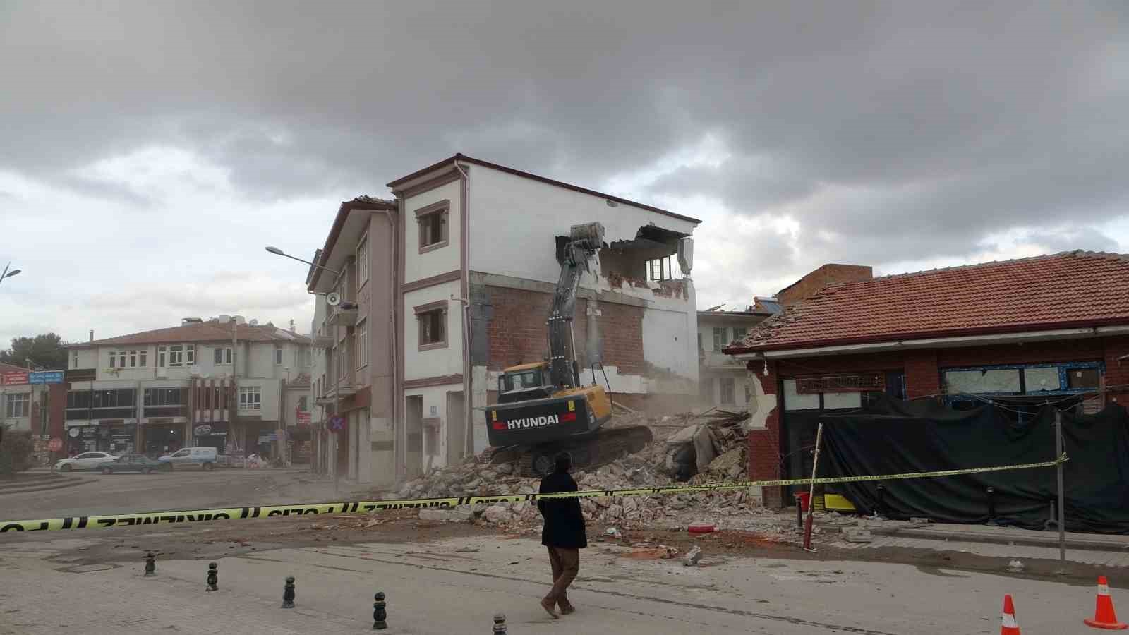 Akçadağ’da ağır hasarlı binaların yıkımlarında sona gelinde