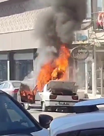 Tavşanlı&rsquo;da park halindeki otomobil alev aldı
