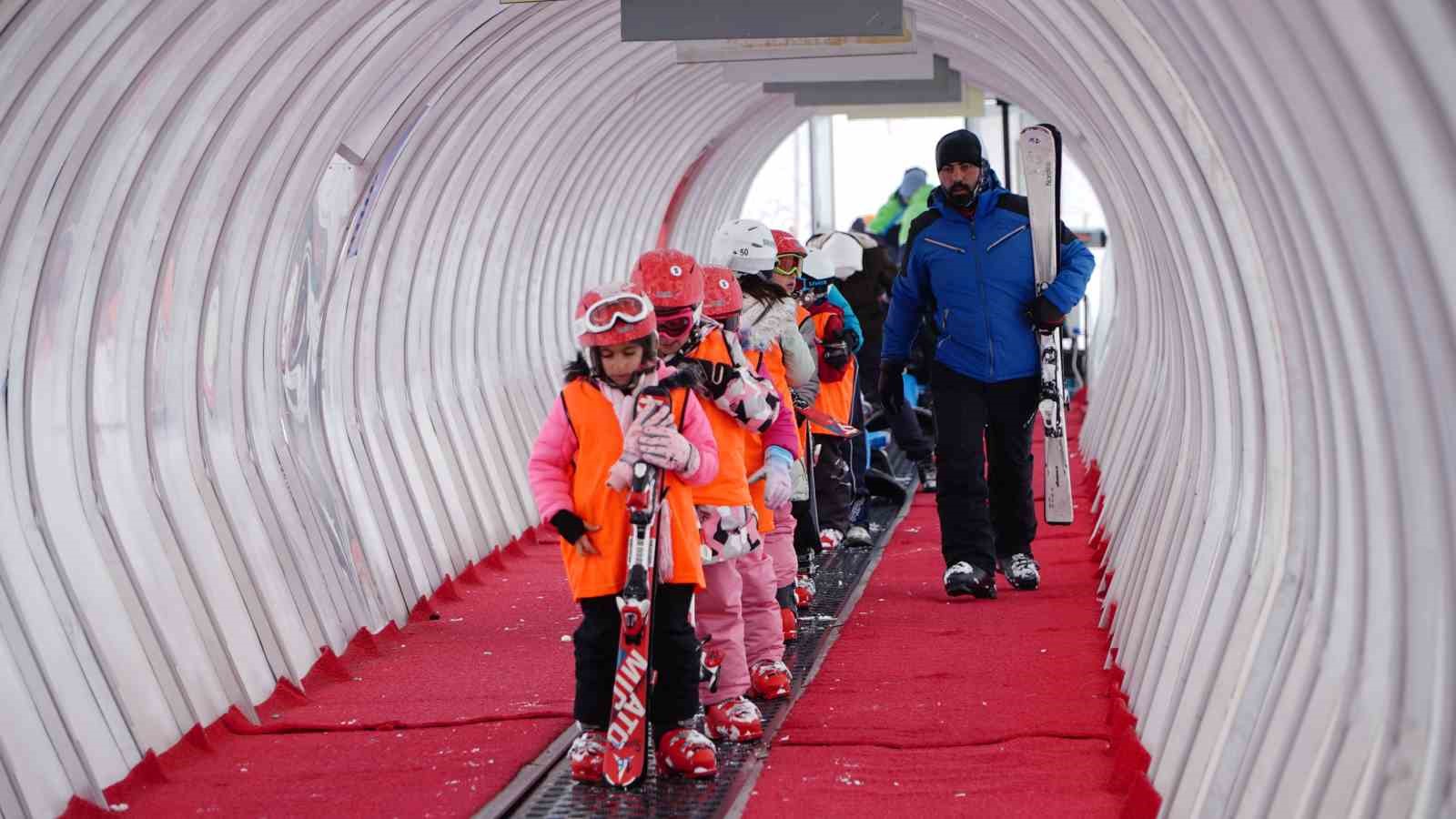 Erciyes Kayak Okulu’nda 200 kişi ilk defa kayak öğreniyor