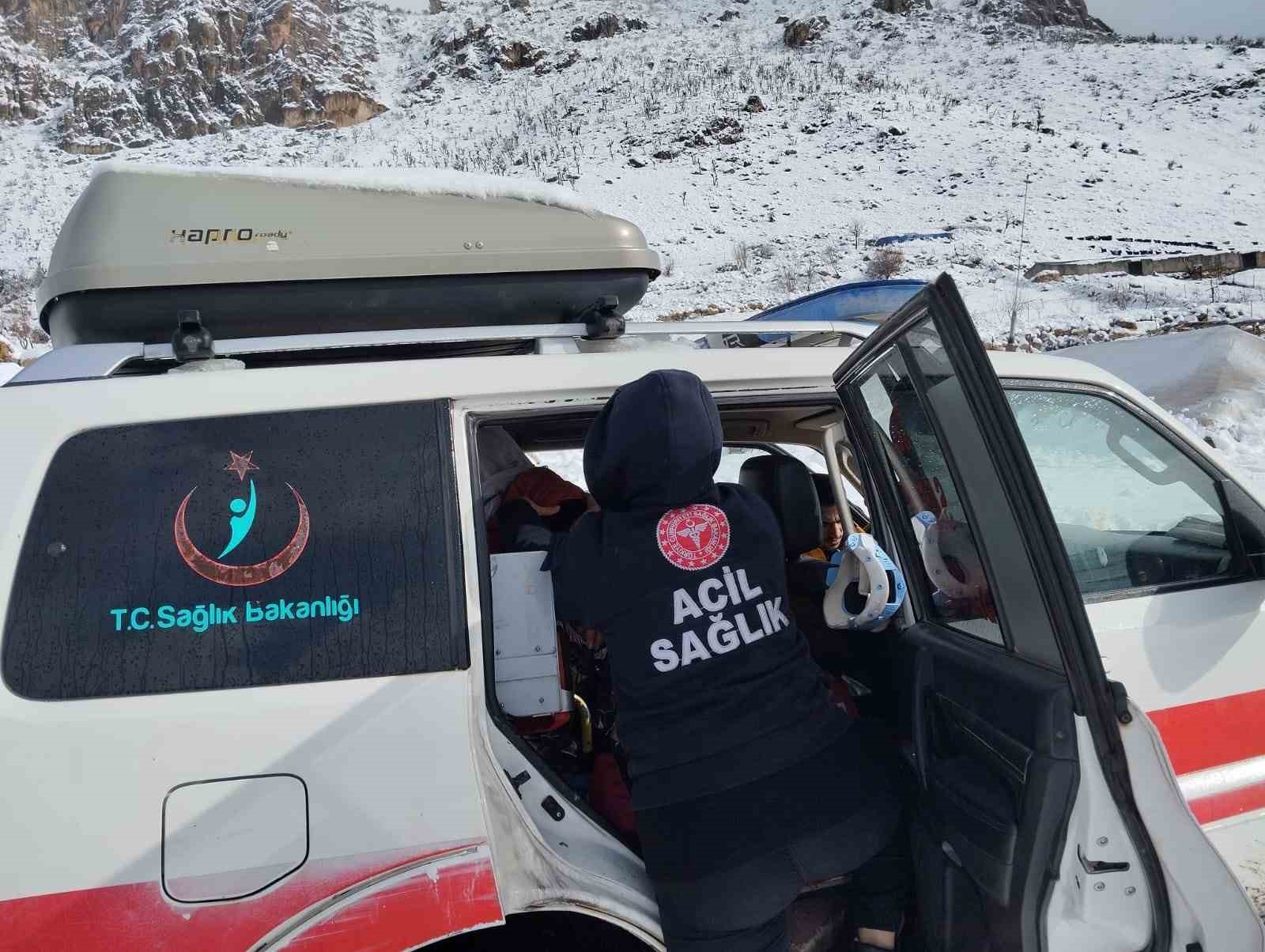 Eruh’ta kardan mahsur kalan hasta çift, sağlık ekiplerine teslim edildi