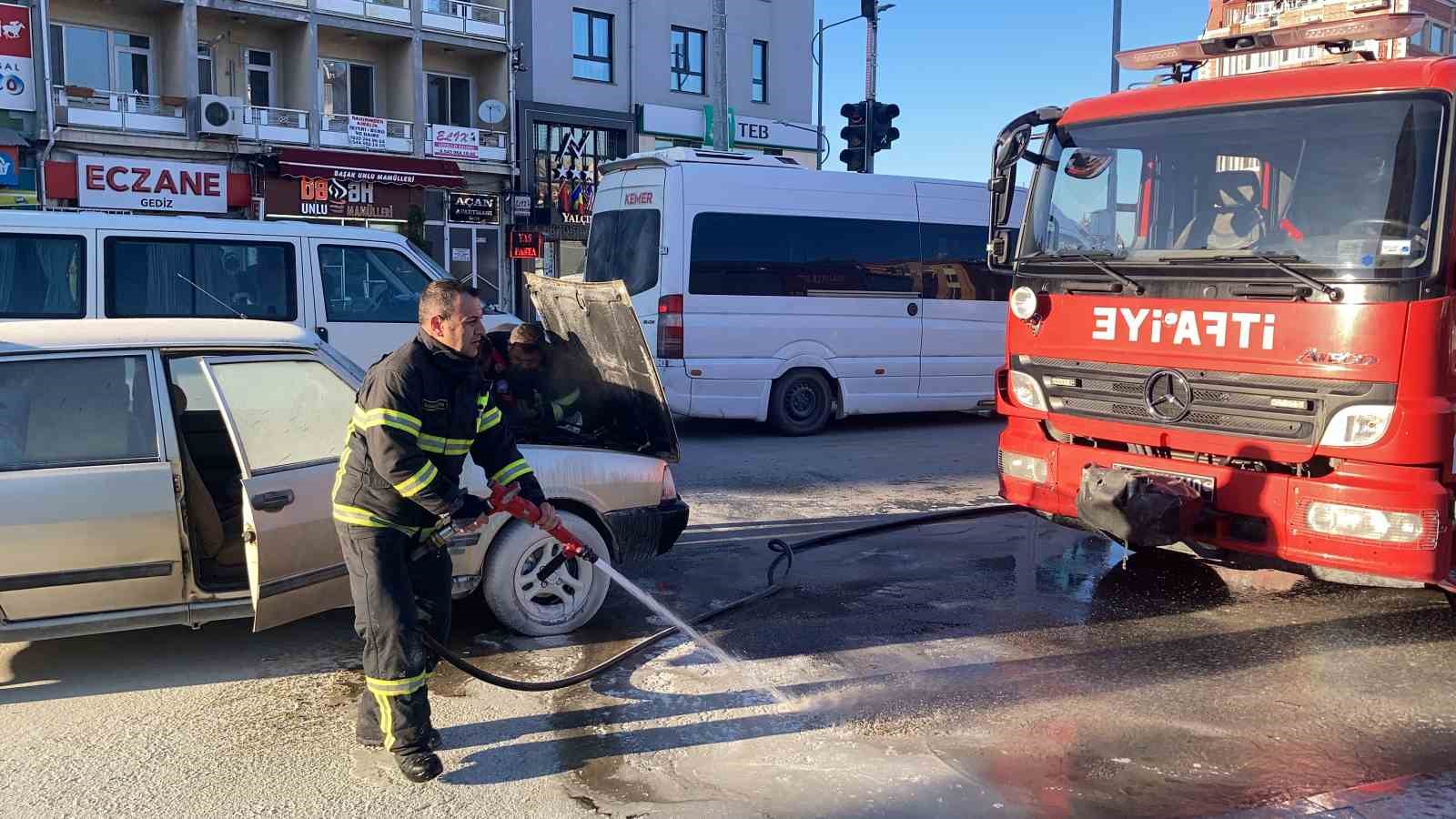 Benzin hortumu patlayan Tofaş marka otomobil alev aldı
