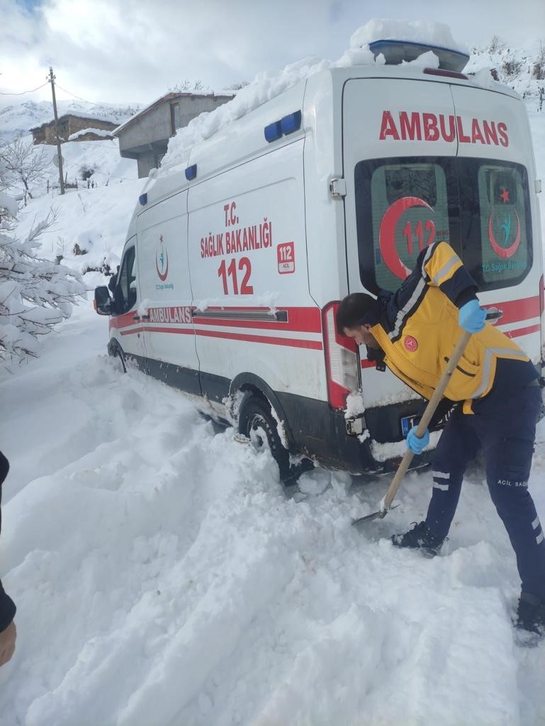 Bitlis’te hasta almaya giden ambulans yolda mahsur kaldı