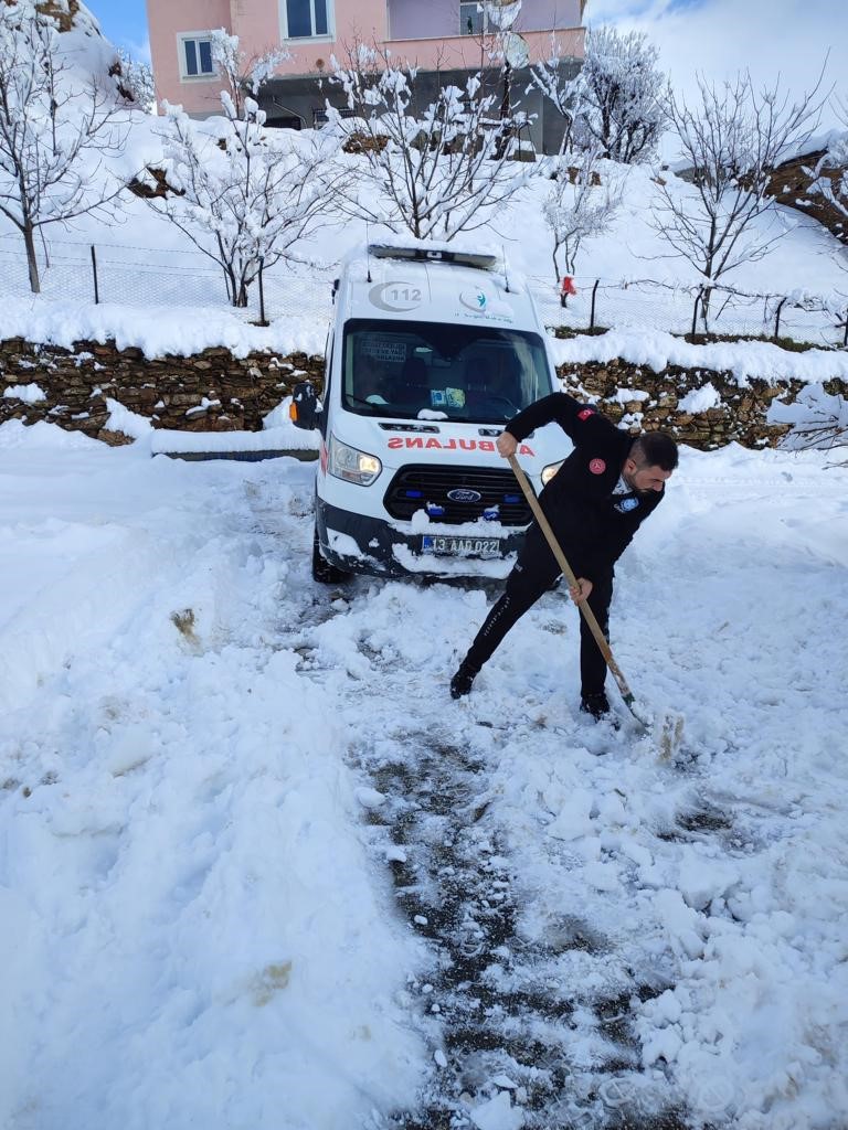 Bitlis&rsquo;te hasta almaya giden ambulans yolda mahsur kaldı
