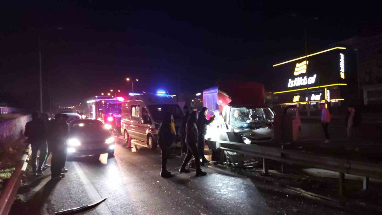 Gebze’de kamyonet bariyerlere ok gibi saplandı: 1 yaralı