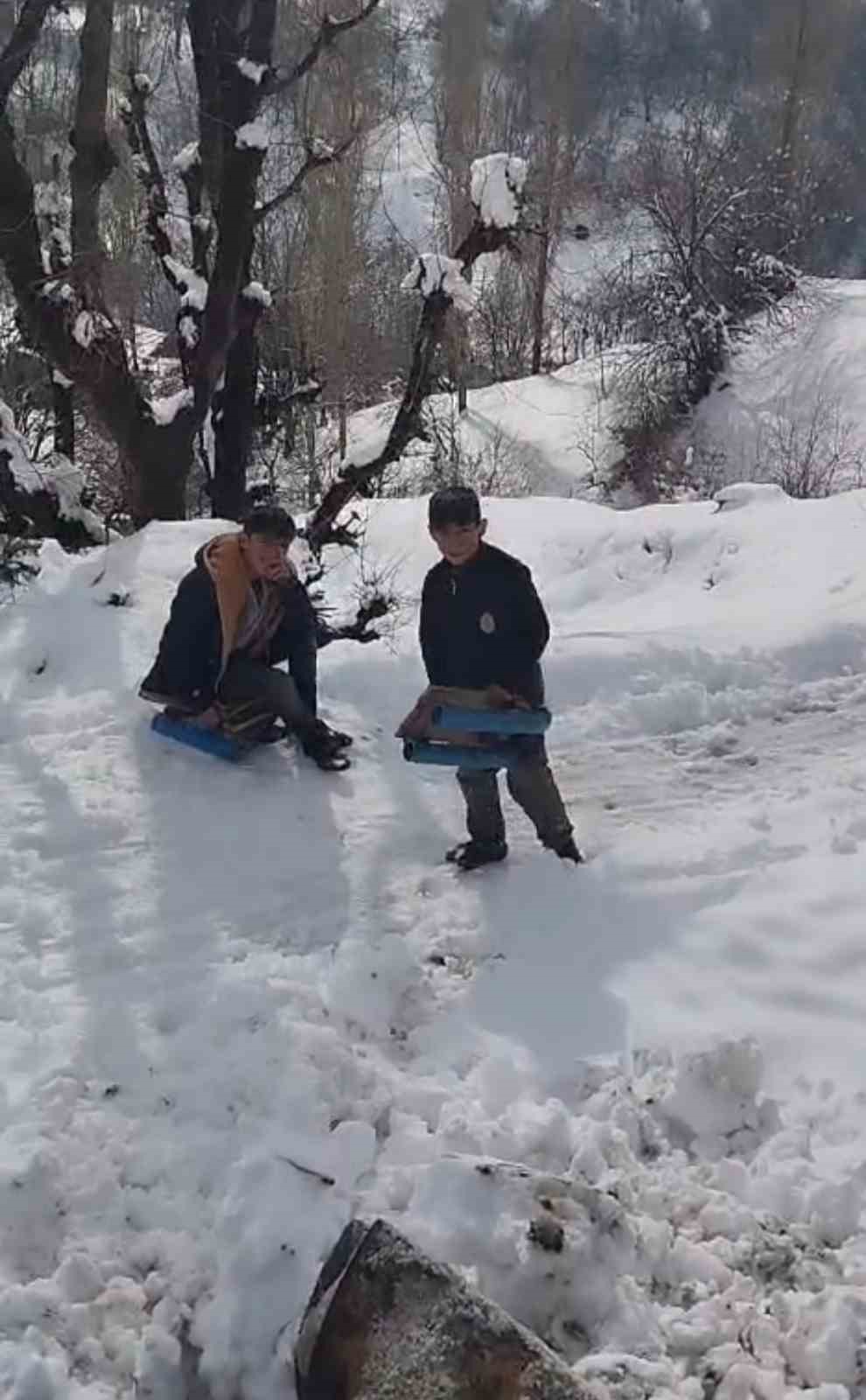 Siirt’te kepçe operatörü çocukların talebini kırmadı