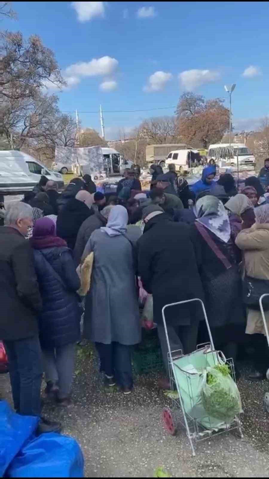 Pazar tezgahını satın aldı, vatandaşlara dağıttı