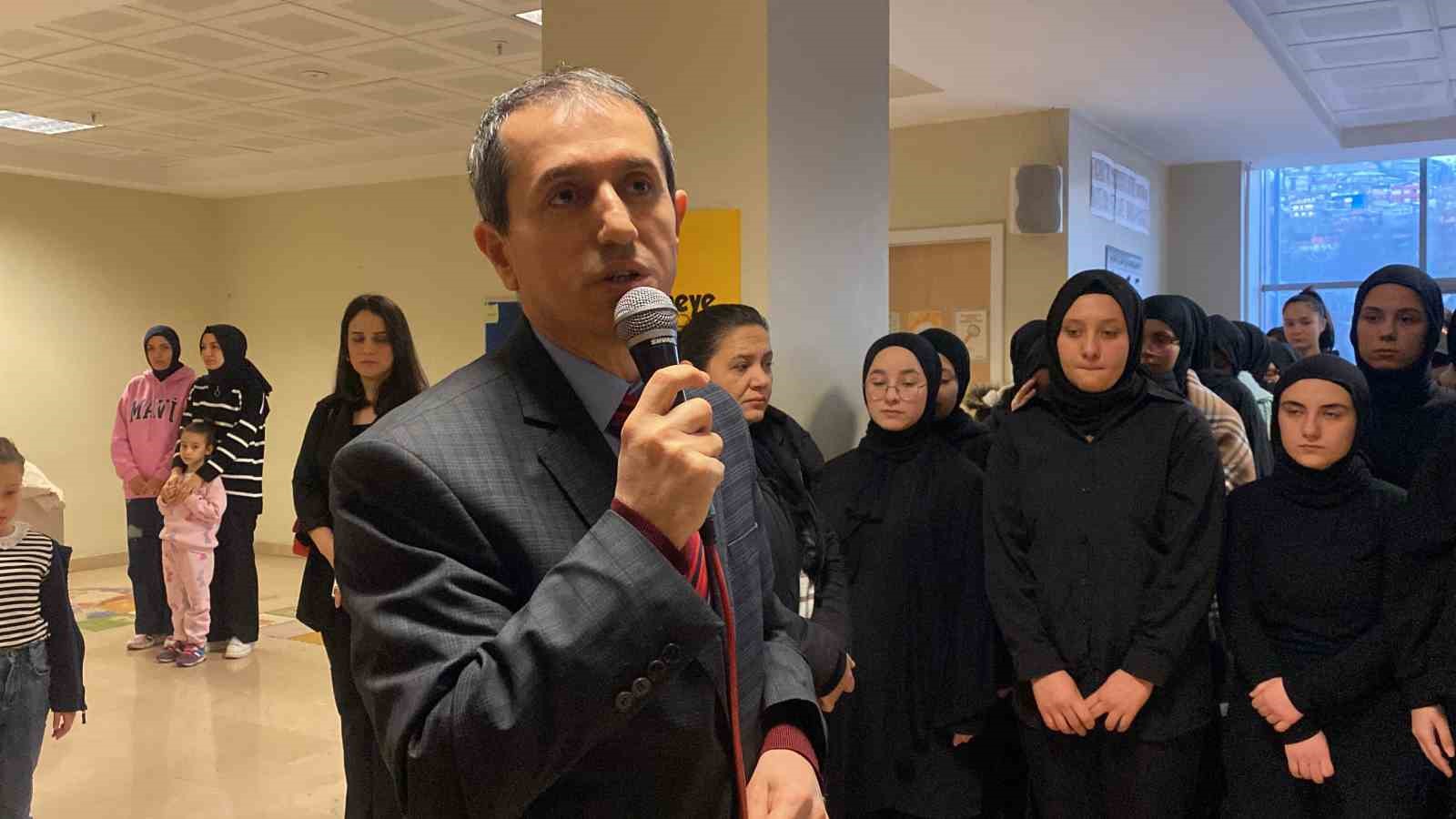 Öğrencilerden şehitler için saygı duruşu
