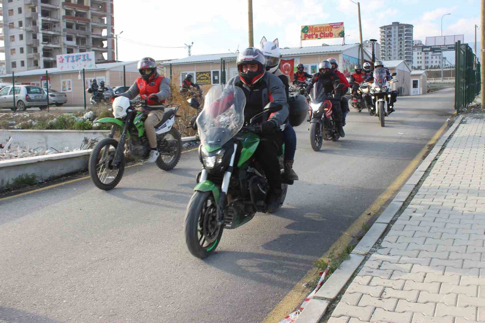 Enkaz kentte motorculardan birlik mesajı