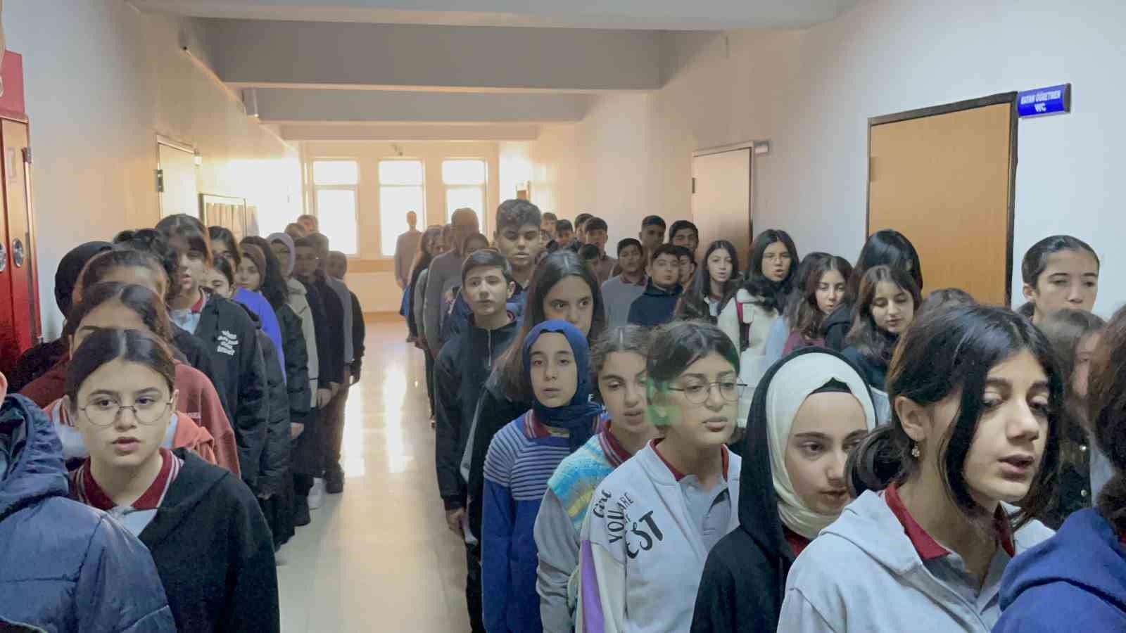 Tatvan’daki okullarda şehitler için saygı duruşunda bulunuldu