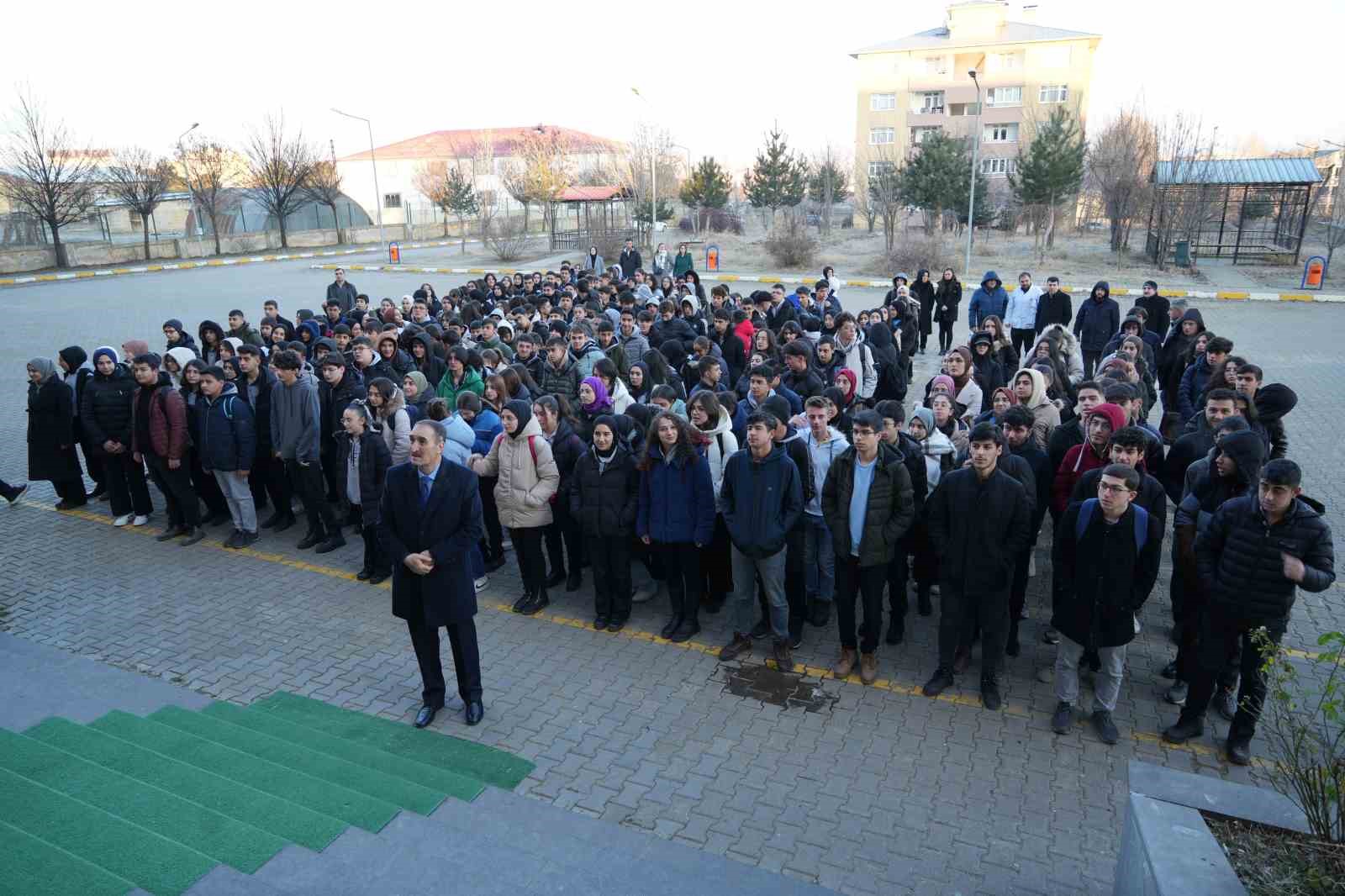 Muş’ta şehitler için bir dakikalık saygı duruşunda bulunuldu