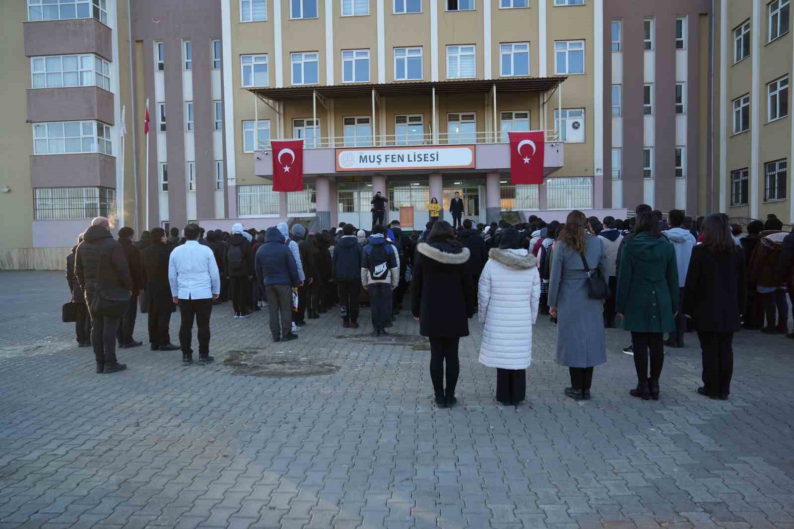 Muş’ta şehitler için bir dakikalık saygı duruşunda bulunuldu
