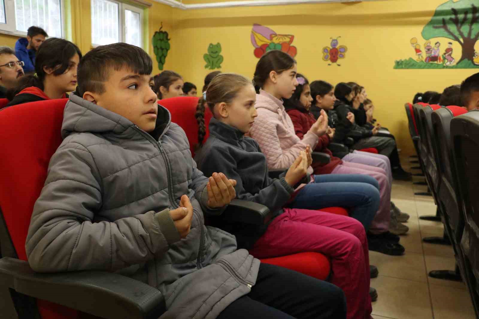 Amasya’da köy okulunda eller şehitler için semaya kalktı