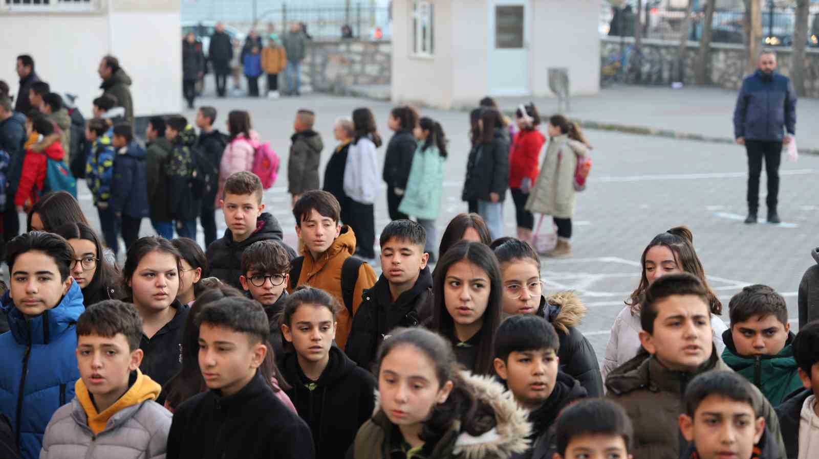 Öğrenciler şehitleri andı
