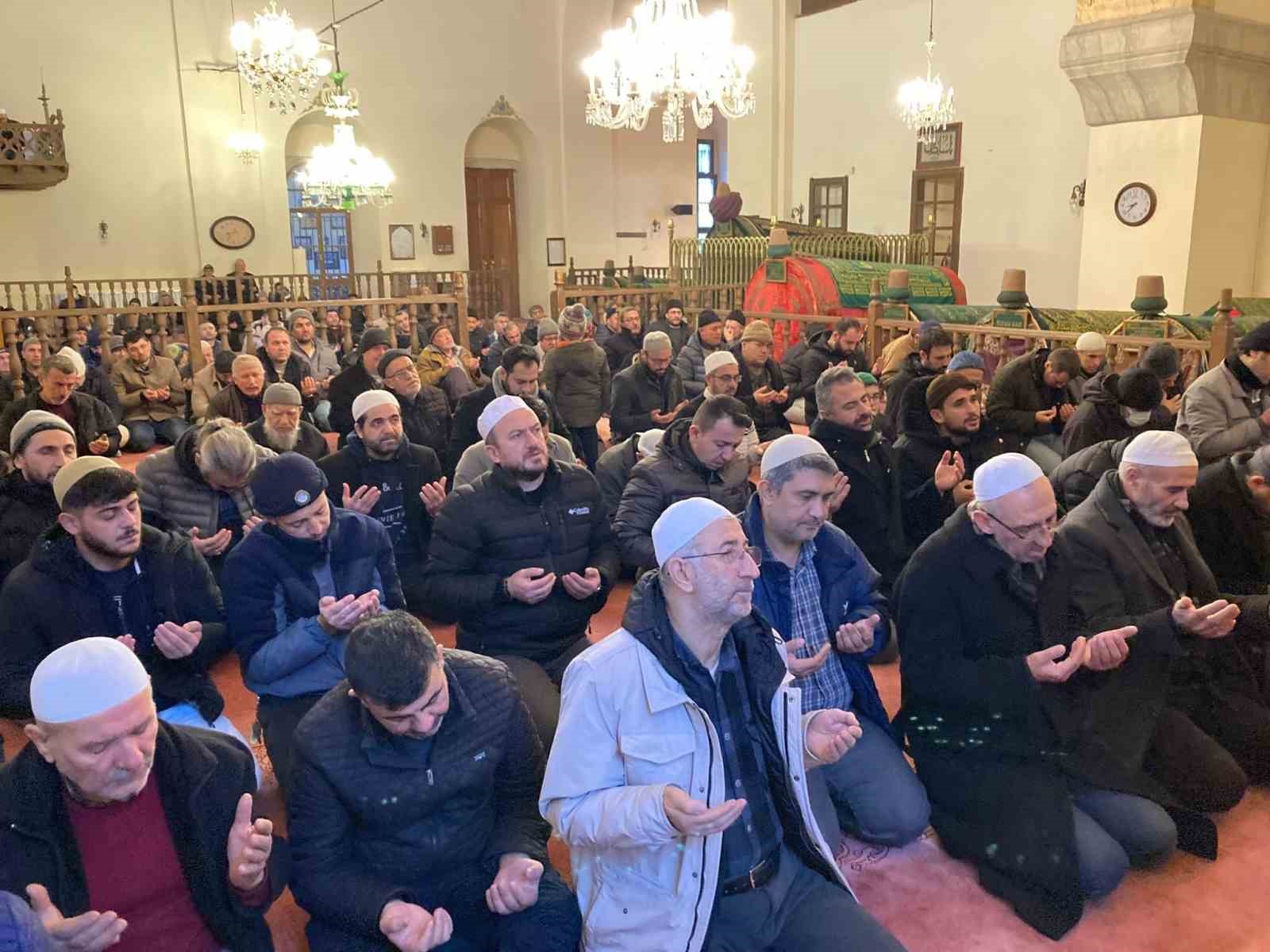 Eller şehitler için semaya kalktı
