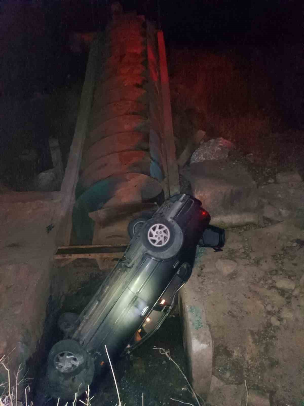 Kontrolden çıkan otomobil sulama kanalına düştü: 2 yaralı
