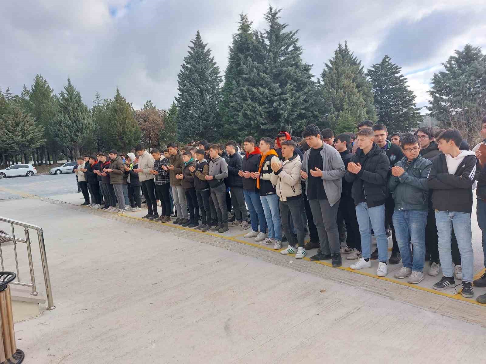 Vefat eden öğretmen için okulda lokma hayrı ve dua programı