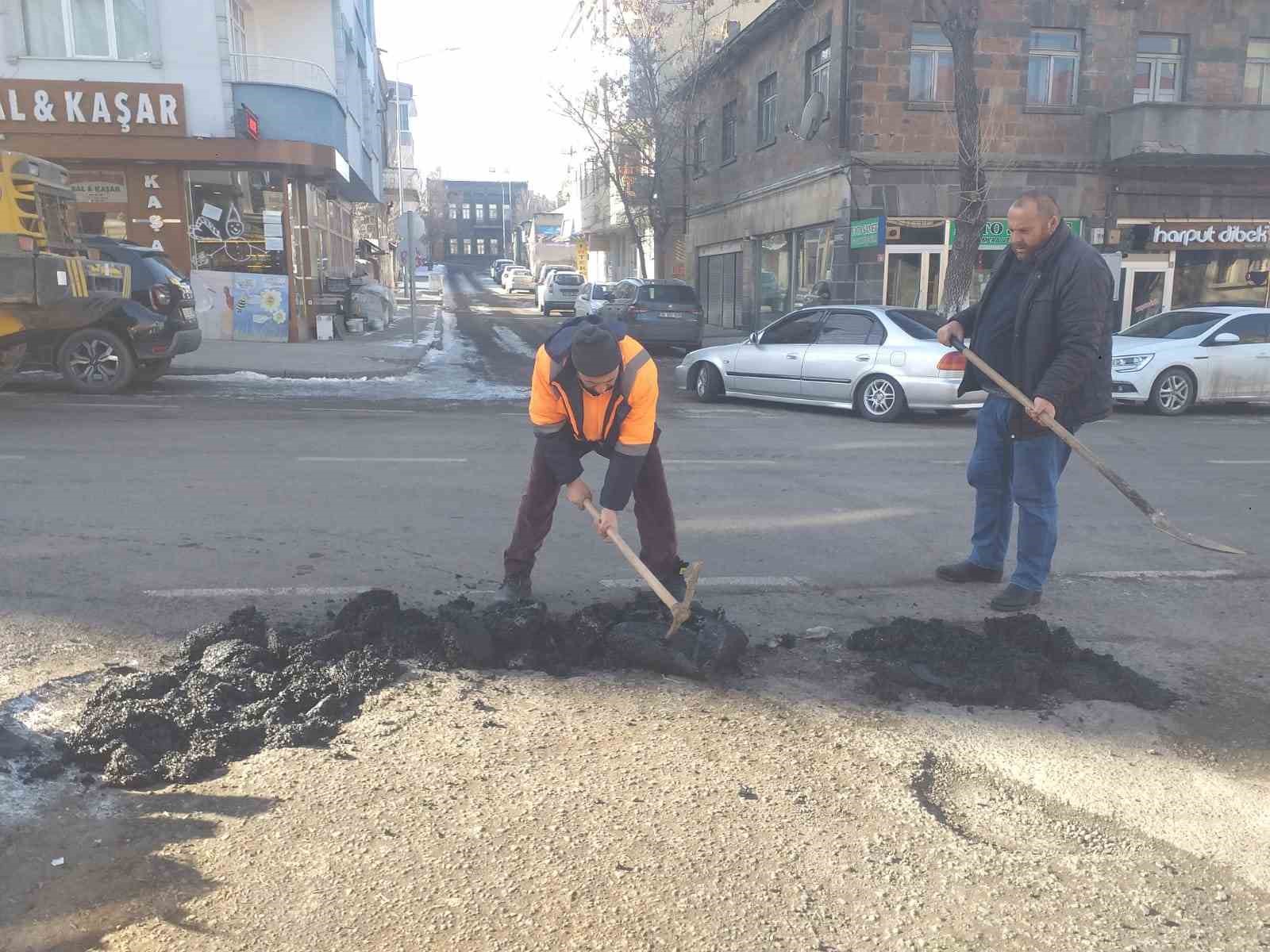 Kars&rsquo;ta bozulan yollar yapılıyor
