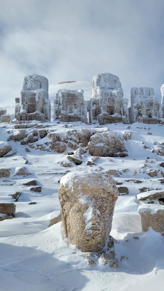 Nemrut Dağı yeniden beyaza b&uuml;r&uuml;nd&uuml;
