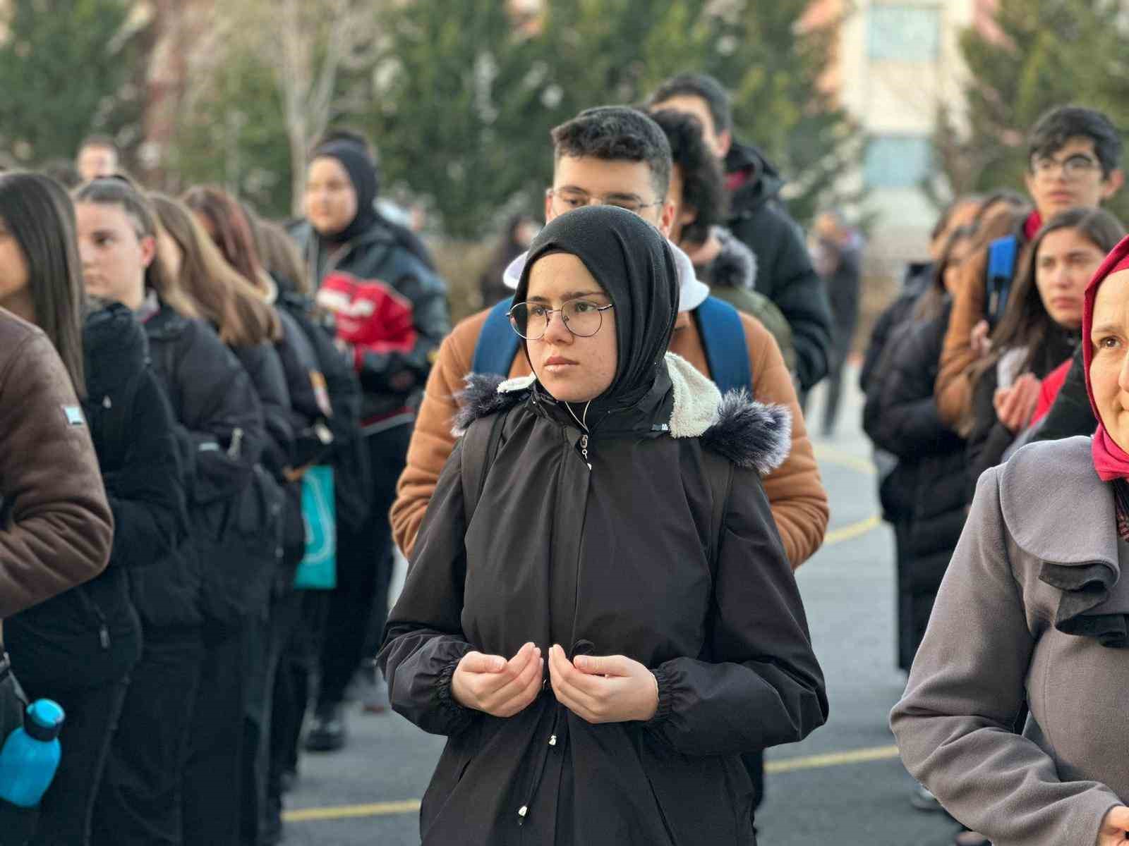 Çorum’daki okullarda şehitler için saygı duruşu