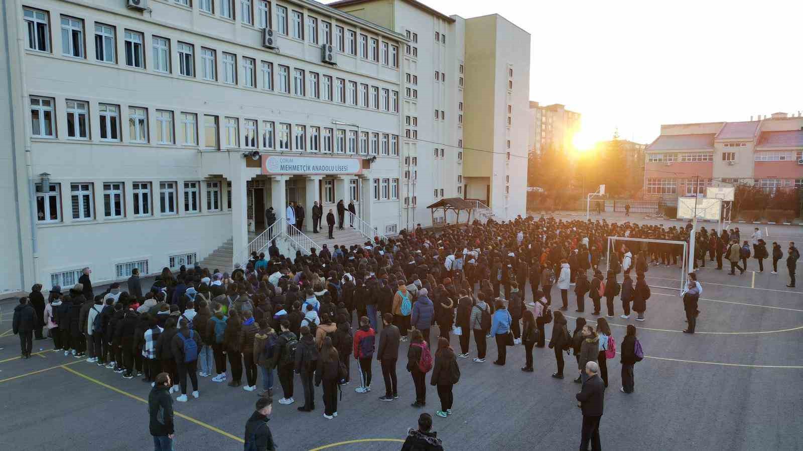 Çorum’daki okullarda şehitler için saygı duruşu