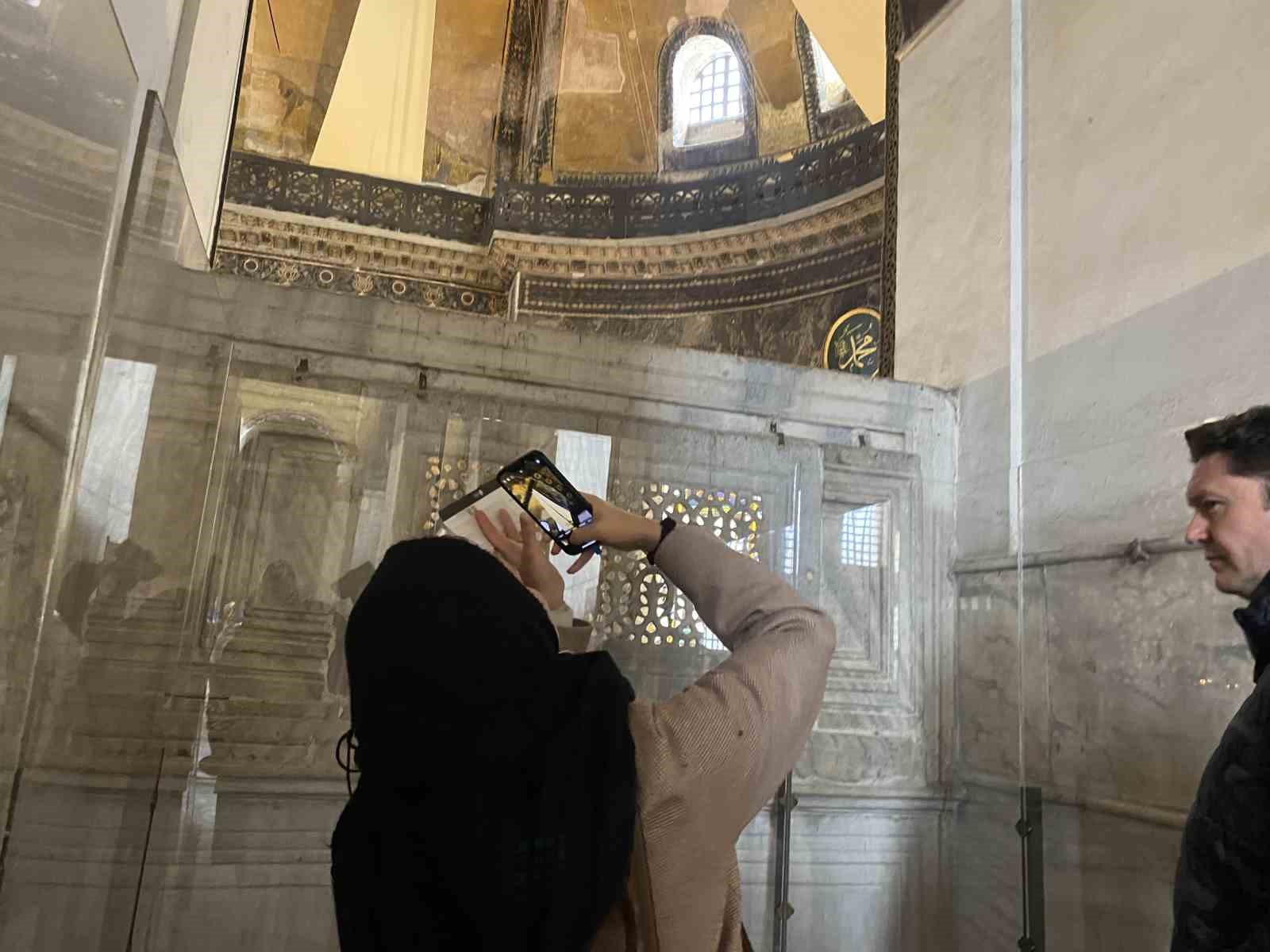 Ayasofya Kebir Camii Şerifi’nde yeni düzenleme: Girişler ayrıldı, turistler ücret ödemeye başladı
