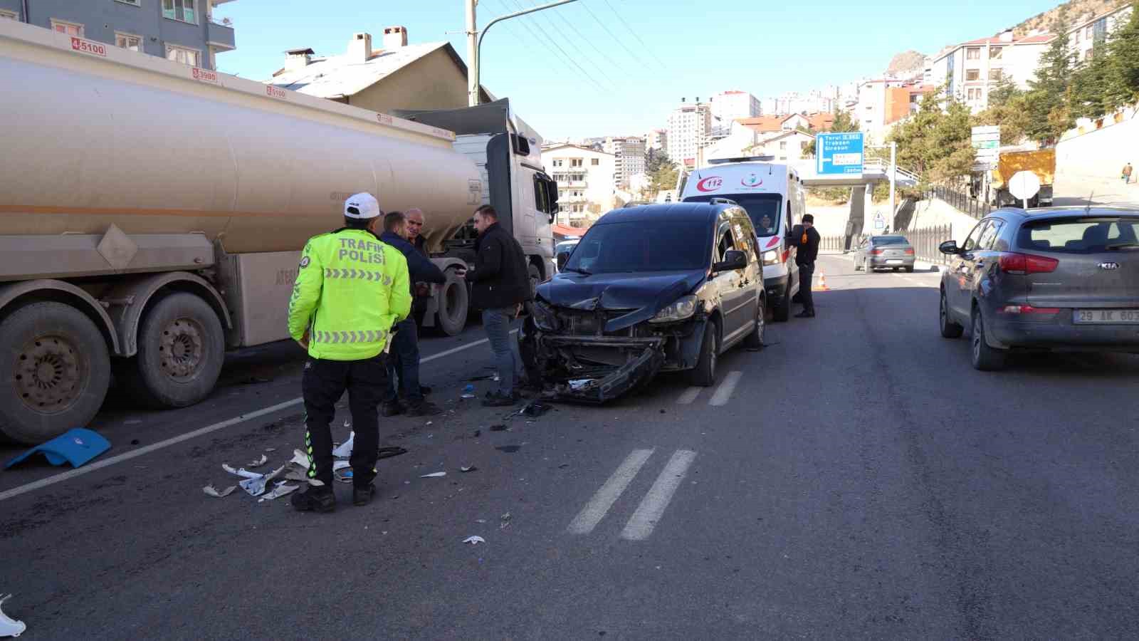 Hafif ticari ara&ccedil;la kafa kafaya &ccedil;arpışan motorlu kurye yaralandı
