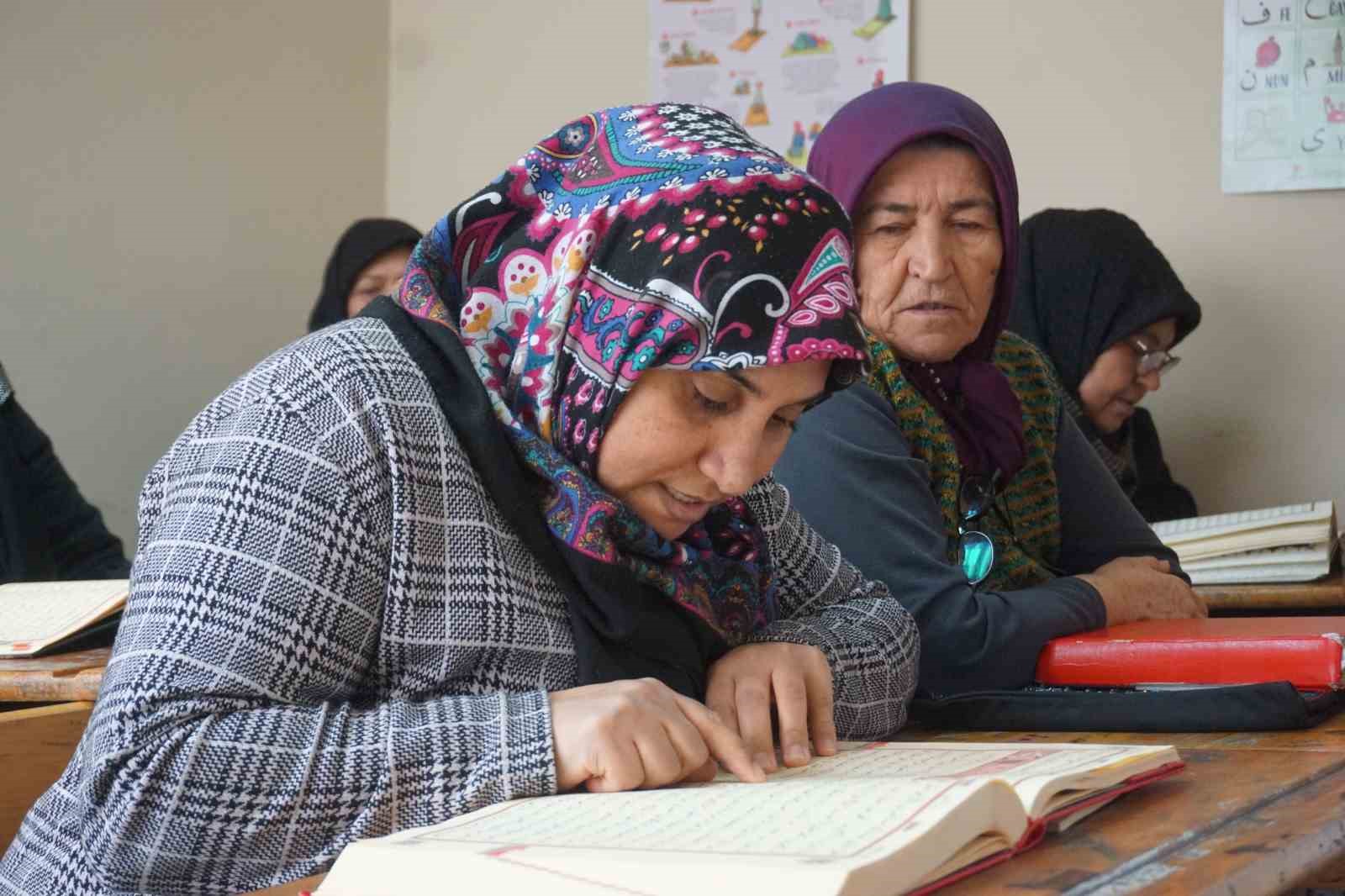 Edirneli kursiyerler şehitler i&ccedil;in hatim okudu

