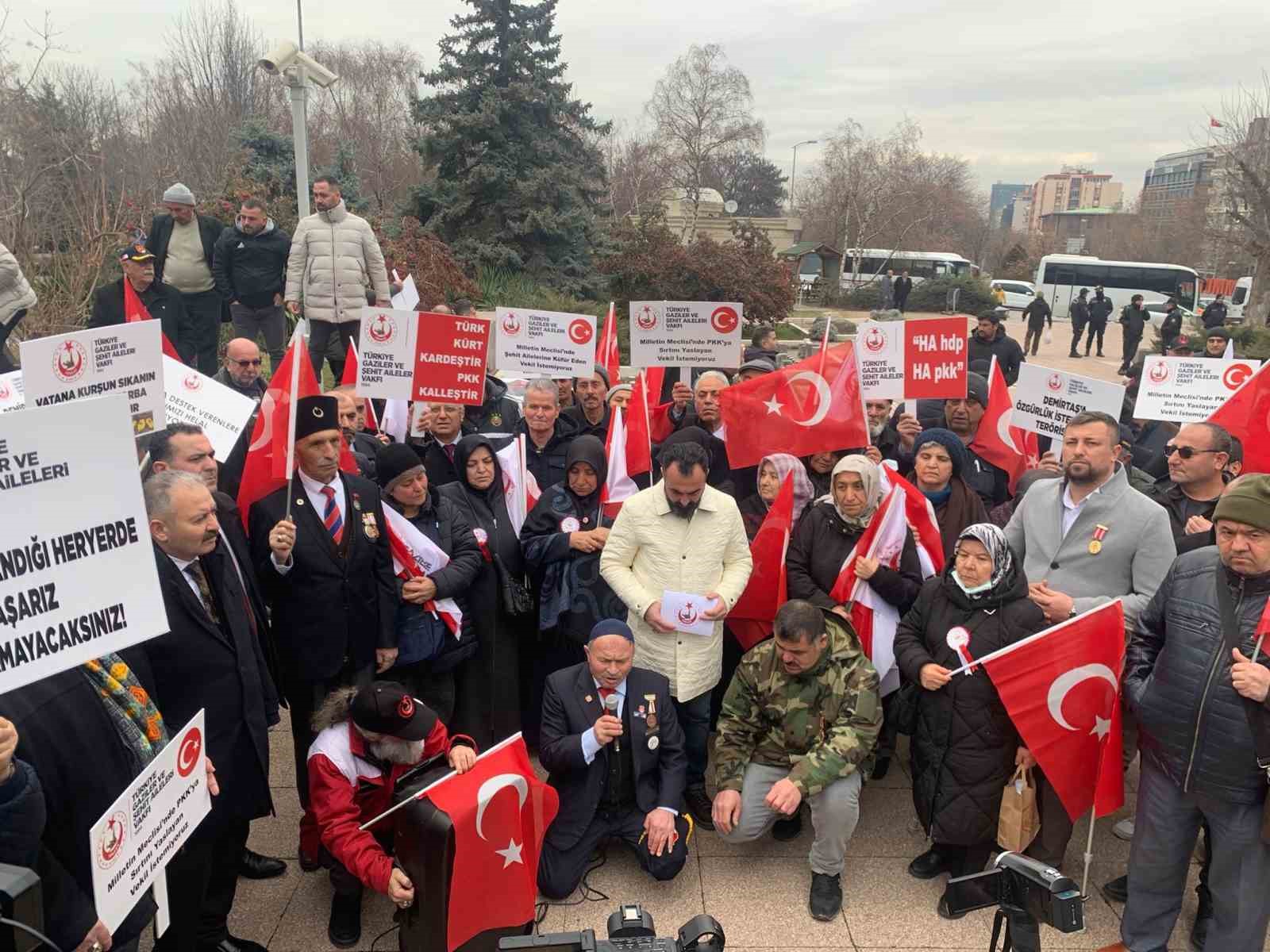 TÜGŞAV’dan "DEM Parti kapatılsın" eylemi
