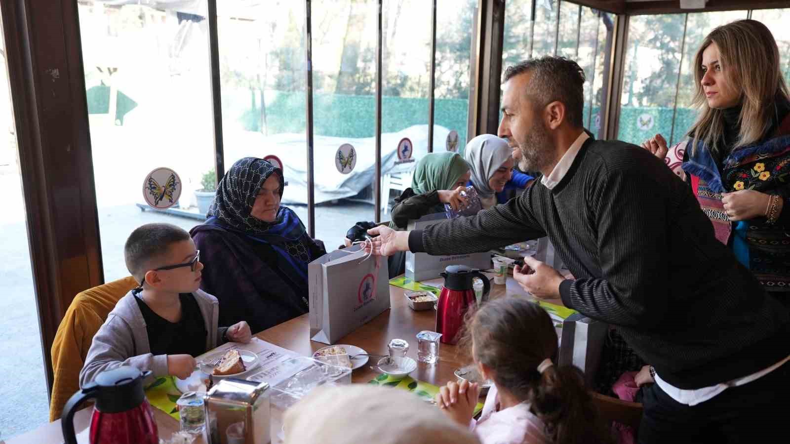 Kusursuz kafede bir araya geldiler
