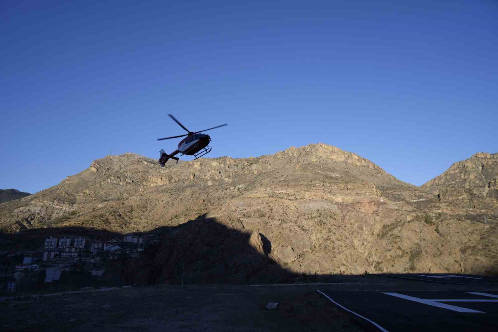 Ambulans helikopter minik Erva Asel için havalandı