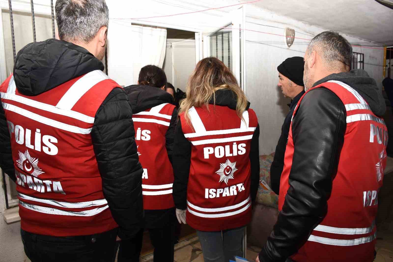 Isparta&rsquo;da 4 kişiye 25 bin 700 TL kumar cezası

