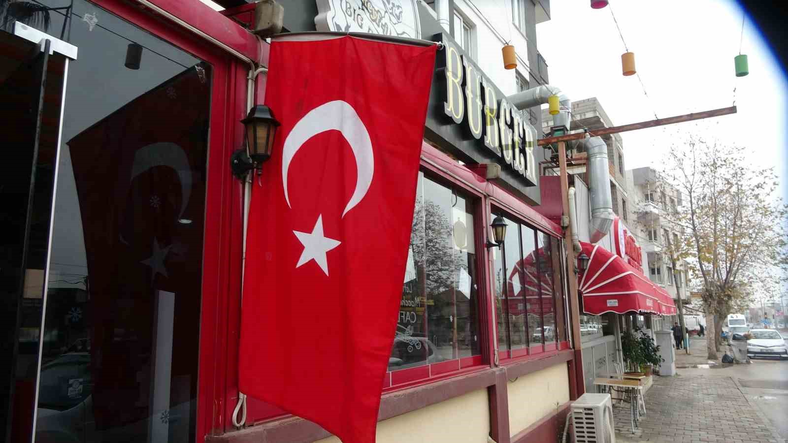 Kozan’da esnaflar iş yerlerini Türk bayrakları ile donattı
