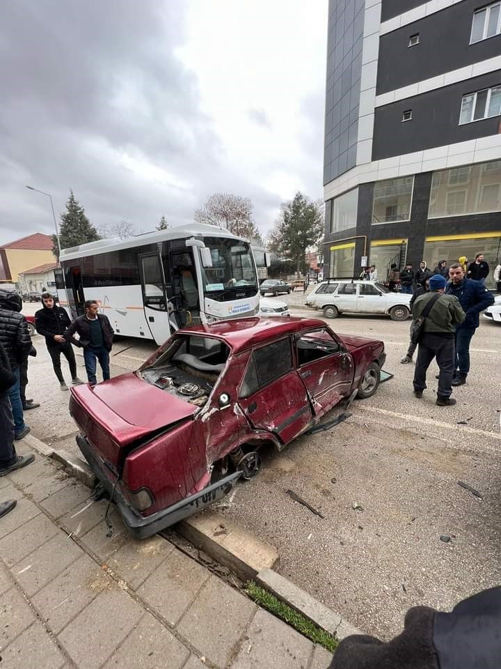 İki aracın arasında kalmaktan kıl payı kurtuldu, kaza anı kameraya yansıdı 