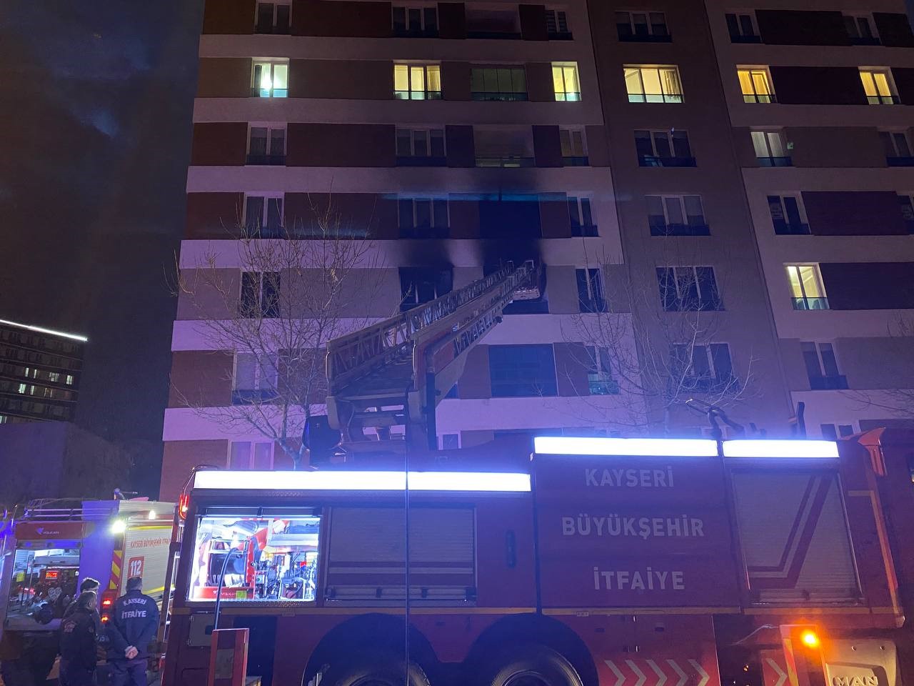 Kayseri’de ev yangını: 7 kişi dumandan etkilendi
