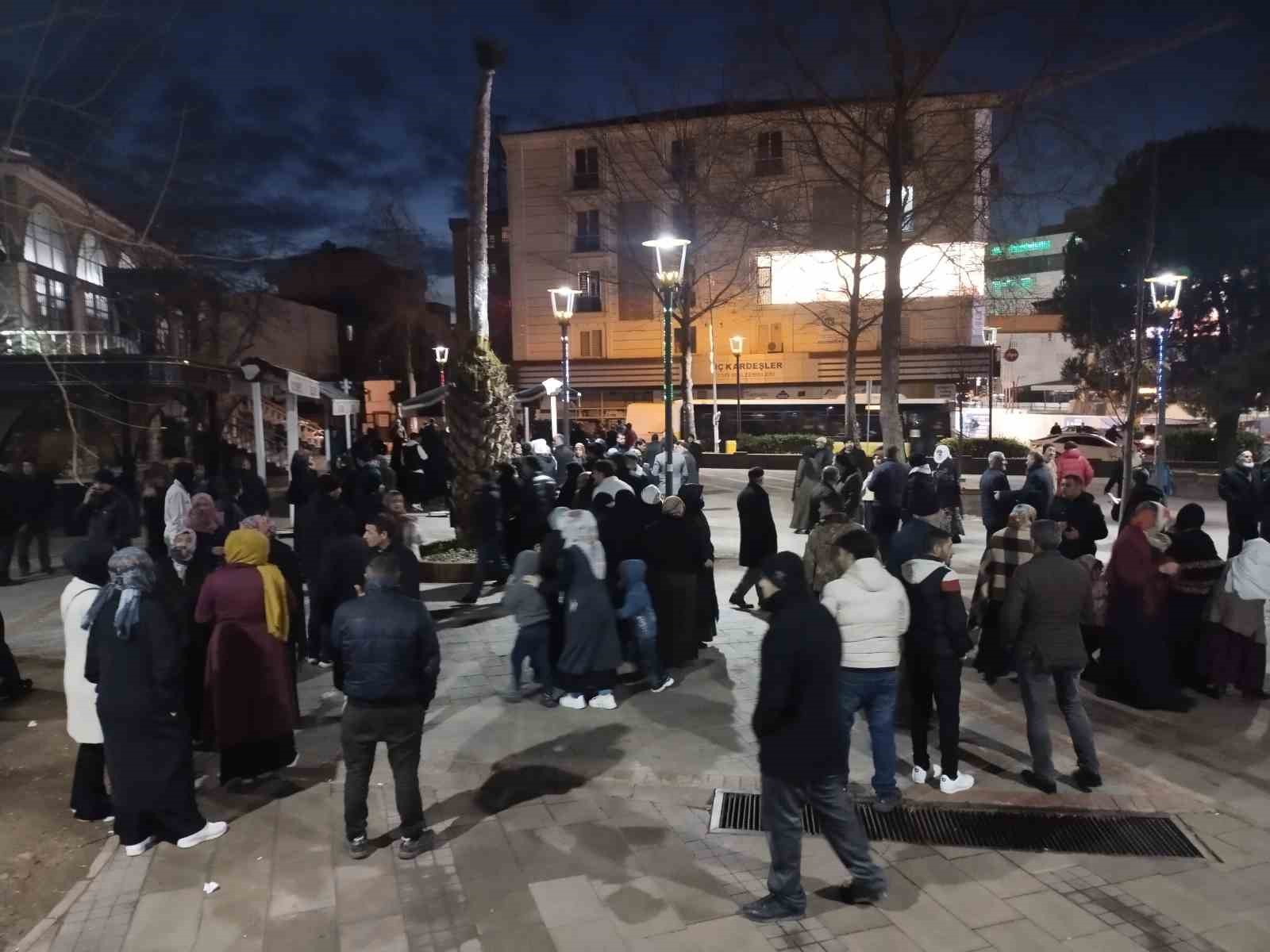 Sultanbeyli’de saplantılı aşığı tarafından öldürülen genç kız toprağa verildi