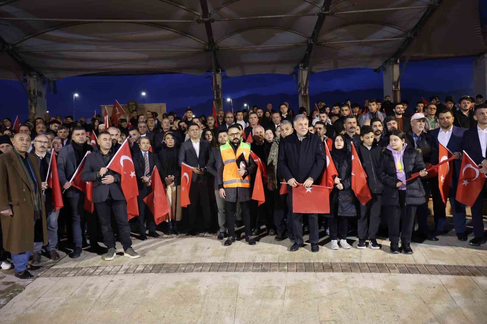 Binlerce Kozanlı şehitler için sokaklara döküldü
