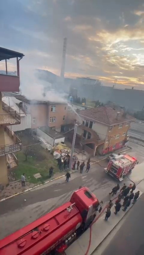 Binanın çatı katı alev alev yandı