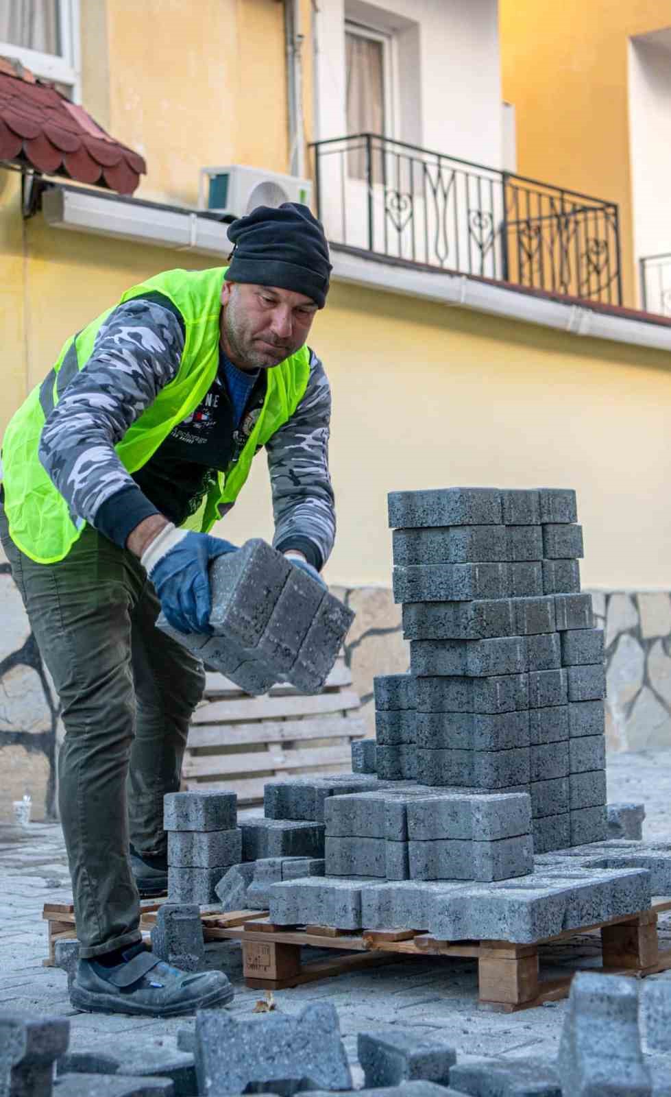 Kuşadası Belediyesi’nin yol mesaisi sürüyor
