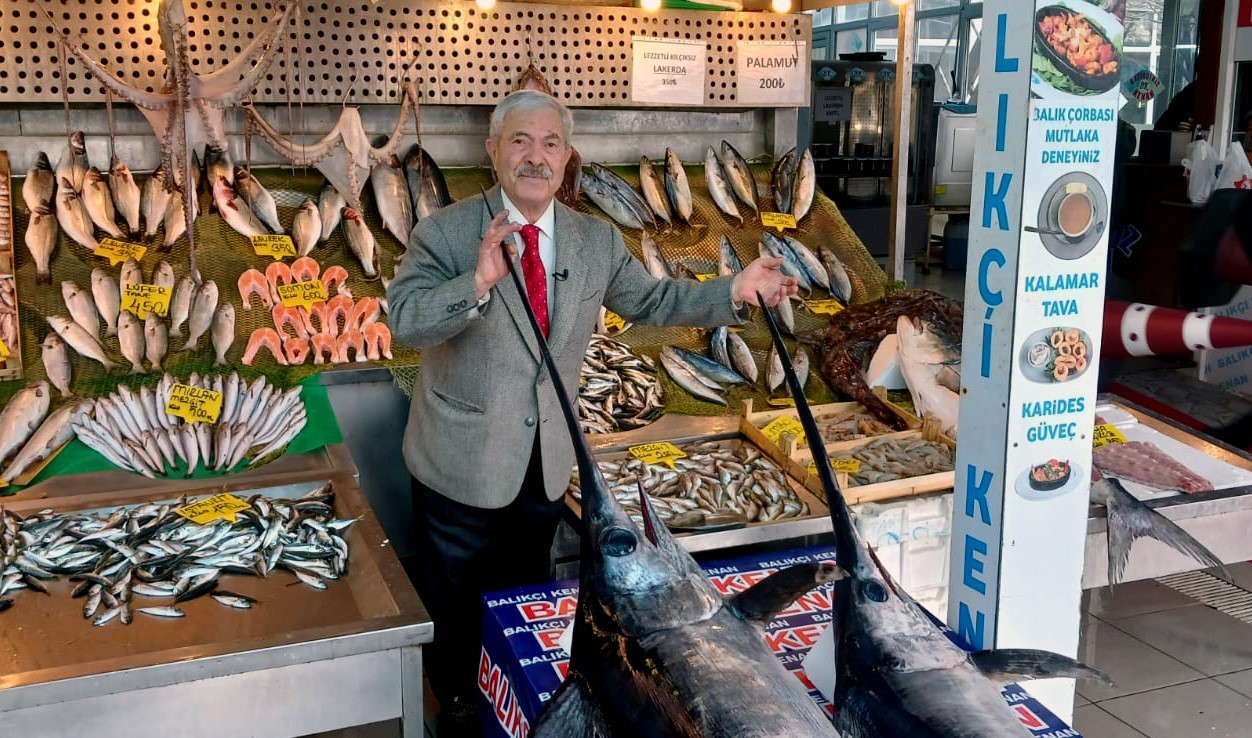 Marmara Denizi’nde dev kılıç balıkları ağlara takıldı