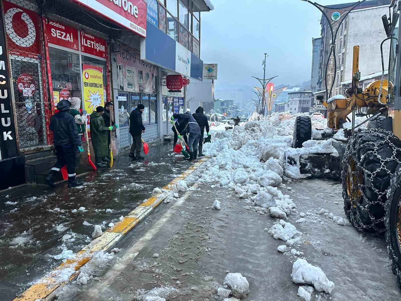 Şemdinli Belediyesinden kar mesaisi